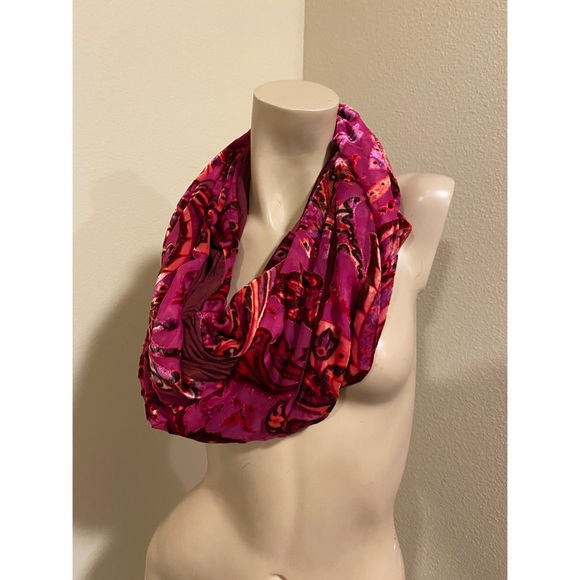 Collections Eighteen Infinity Loop Scarf - Picture 2 of 9